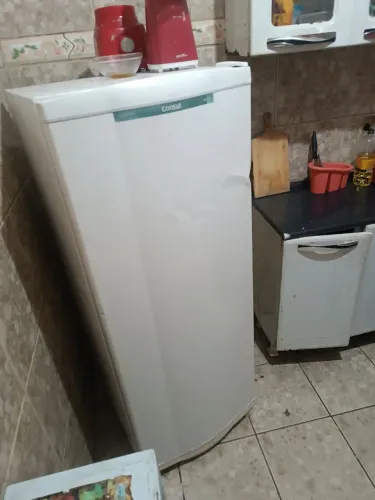 Geladeira Consul funciona perfeitamente está faltando pecas das portas