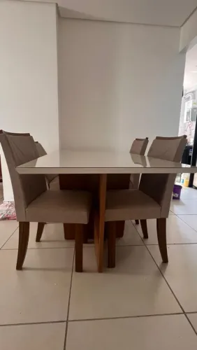 Vende-se mesa com 4 cadeiras
