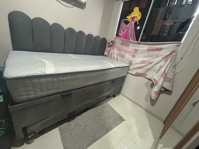 Cama 3 em 1 cama com colchão , baú e cama auxiliar .