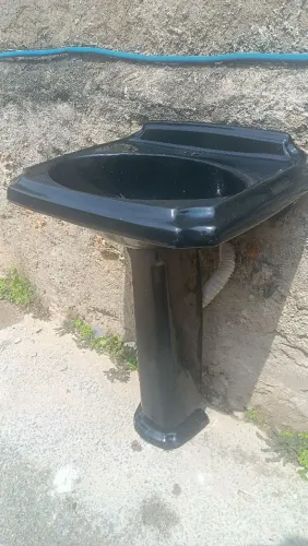 Pia de banheiro com coluna