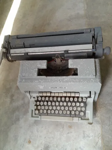 Máquina de Escrever Olivetti Linea 98 - para retirada de peças - no estado