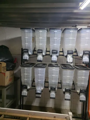 02 Expositor de Ração Com 10 Cubas Cada