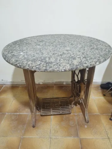 Mesa Redonda de Mármore Com Pé Antigo de Máquina