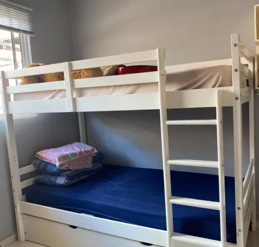 Cama treliche com 2 colchões ortobom, em ótimo estado