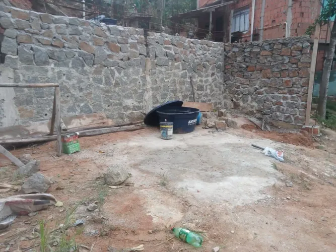 Construção do de muros avista ou rústico