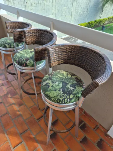 Banquetas giratórias de aluminio 3 peças, estofadas e encostos em fibra sintética .