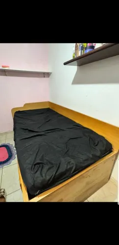 Cama de madeira com 2 gavetas