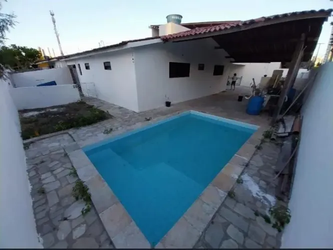 Casa Duplex em Brisamar com 3 suítes, piscina, varanda, cozinha americana e localização pr