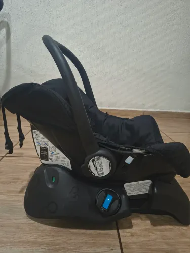 Bebê conforto Galzerano Black Grid com base e capas.