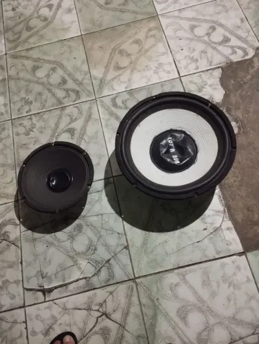 Vendo alto falantes um de 15 e um de 8 pra médio