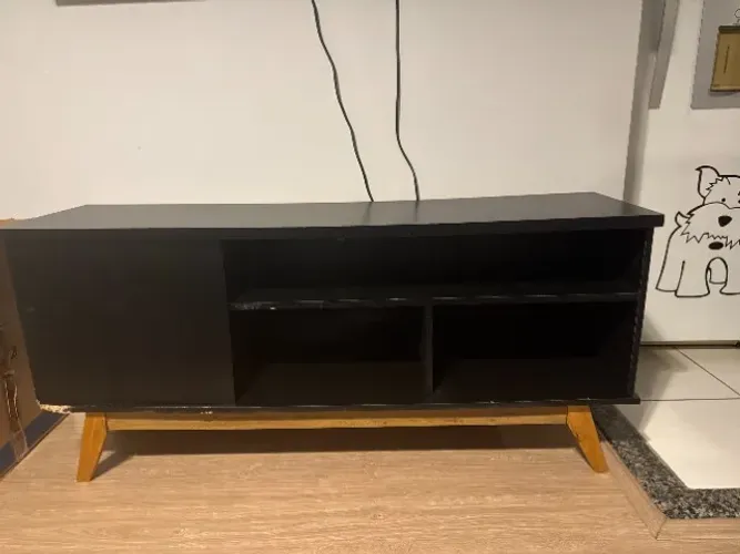 Rack para TV preto com pés de madeira, 1,34 m