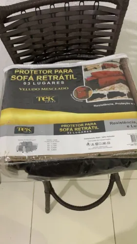 Protetor de sofá retrátil 3 lugares cor marrom escuro com bordas decorativas