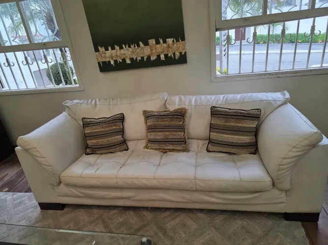 conjunto sofá 3 lugares com poltrona e puff de corino branco