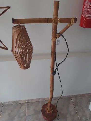 Abajur confeccionado em bambu