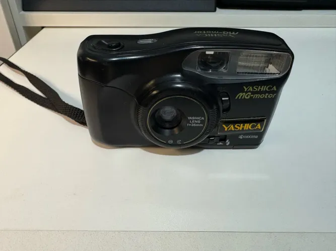 Câmera analógica YASHICA MG-MOTOR novíssima!!