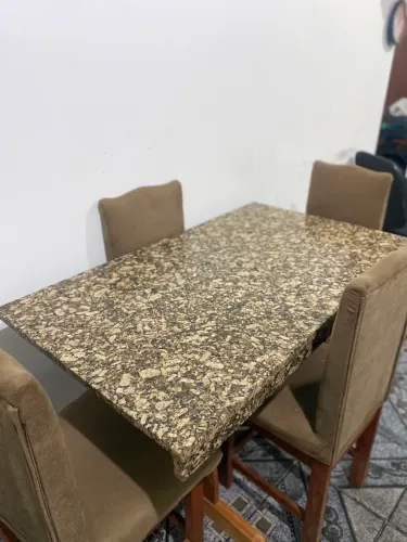Mesa de mármore e cadeiras