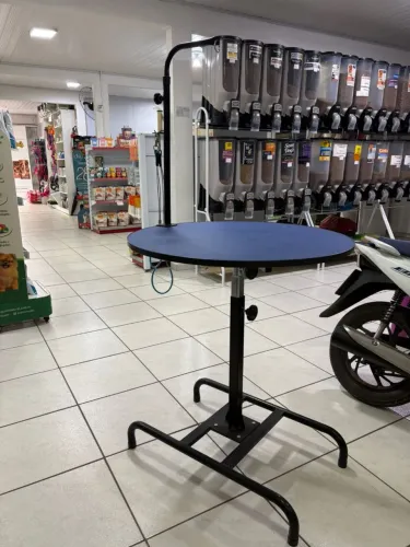 Vendo mesa de redonda mais 4 tesoura