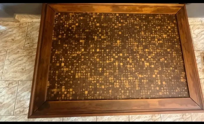Mesa de centro sala de estar em madeira maciça de demolição revestida em pastilhas