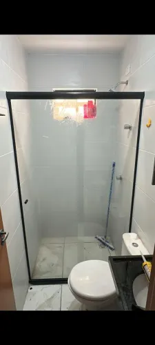 Box para banheiro, espelhos, gabinete para pias, portas sobre trilhos, janelas, varandas.