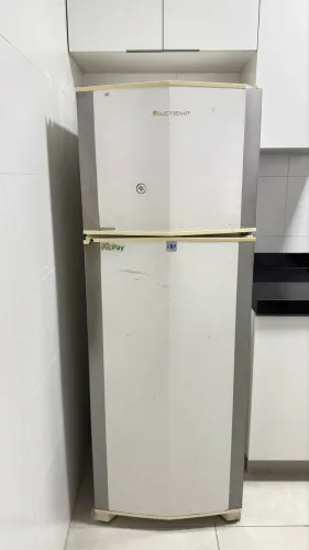Geladeira enorme