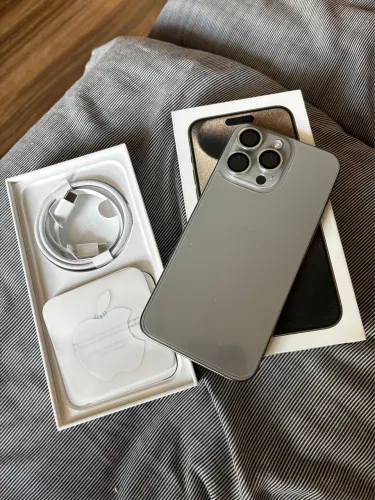 iPhone 15 pro max 92% bateria