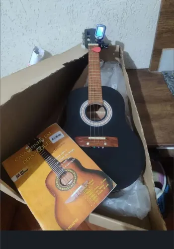 Cavaquinho novo na caixa