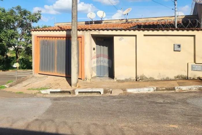 Casa com 3 Quartos à Venda no Jardim Satélite em Passos, MG! Oportunidade!!!