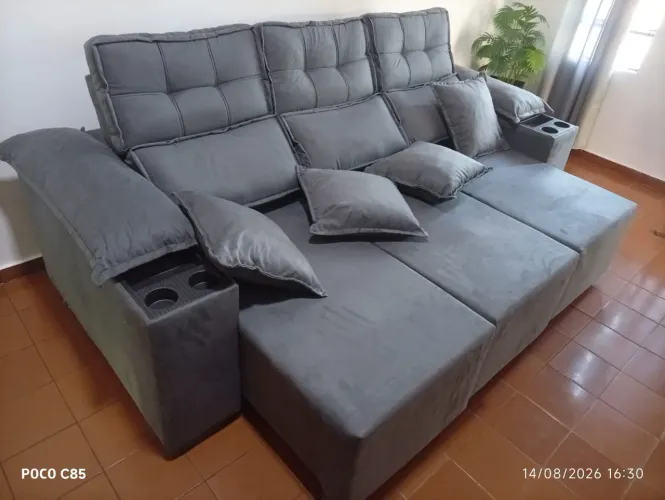 Sofá retrátil acompanha as almofadas
