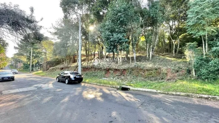 Terreno amplo racima do nível da rua em aclive em Novo Hamburgo bairro Rondônia.