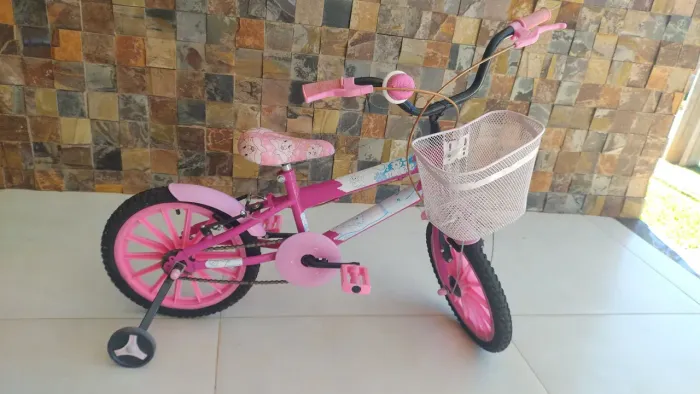 Bicicleta infantil com cesta , bozinha e rodinha
