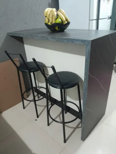 Passa prato com armário e banquetas