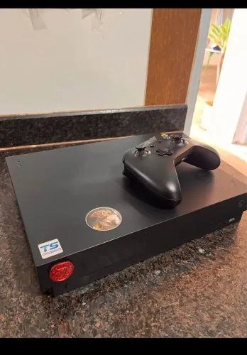 Xbox one x 4k 1 terá de memória
