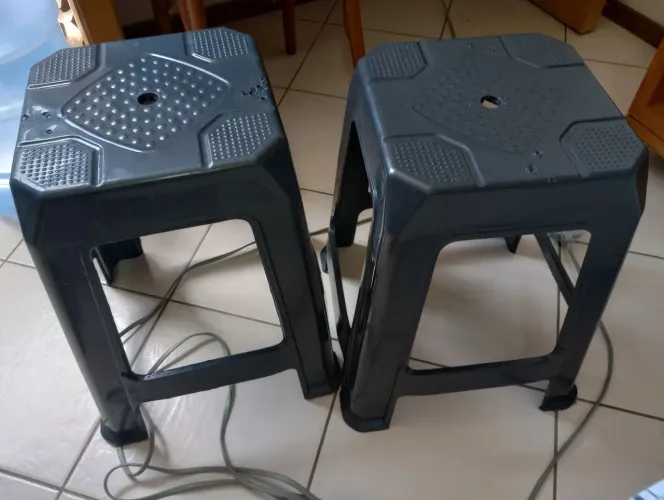 Vendo 02 banquetas de plástico 
