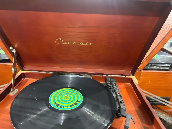 Vitrola Classic em Madeira (5 em 1 - Vinil, K7, CD, Rádio e USB)