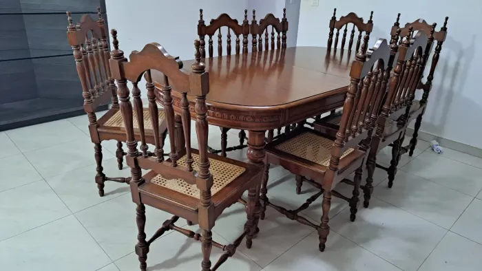 Belíssima mesa colonial 2metros com 8 cadeiras