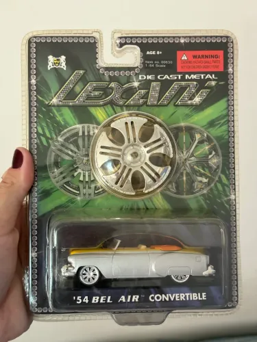 miniatura Malibu International Lexani '54 Bel Air Convertible em escala 1:64