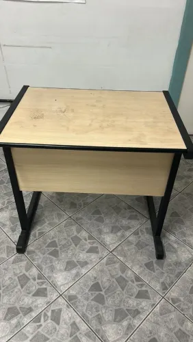 Mesa de escritório tenho duas 