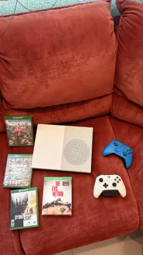 XBOX ONE S 2T 2 CONTROLES + JOGOS (aceito ofertas)