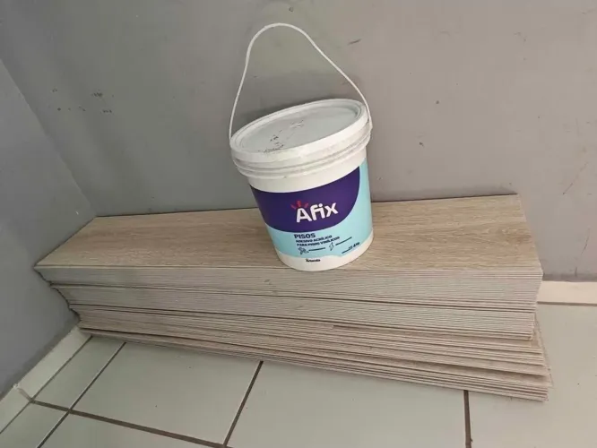 PISO VINÍLICO + COLA 