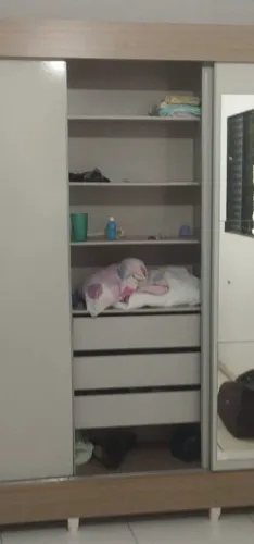 Guarda roupa casal com espelho