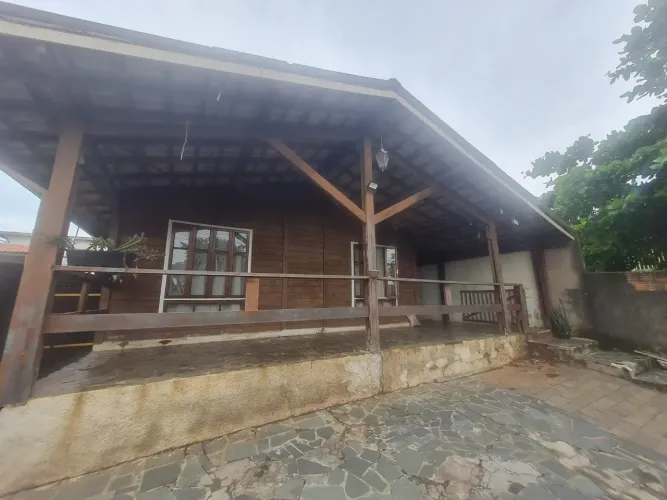Vendo Ótima casa de madeira completa (só a casa sem o terreno)