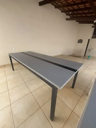 Mesa Grande com Tampo Cinza e Estrutura Preta 2,44 metros × 0,97 metros