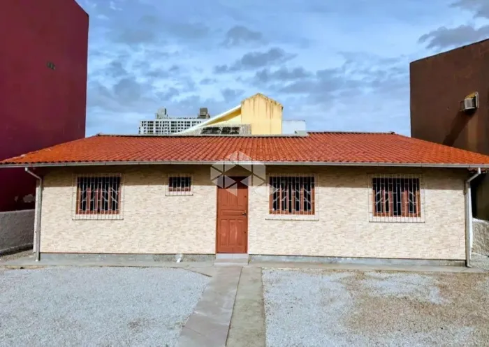 CASA DE ALVENARIA À VENDA NO CENTRO DE BIGUAÇU/SC