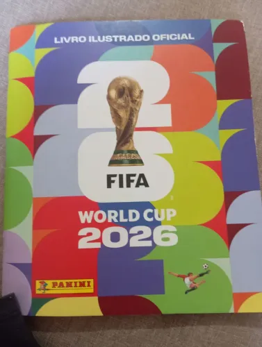 Álbum da copa com 320 figurinha coladas com brilhante e craques 