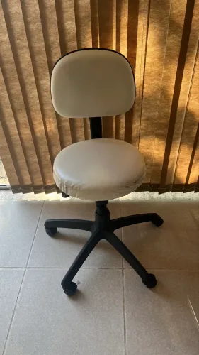 Cadeira Mocho com encosto usada 