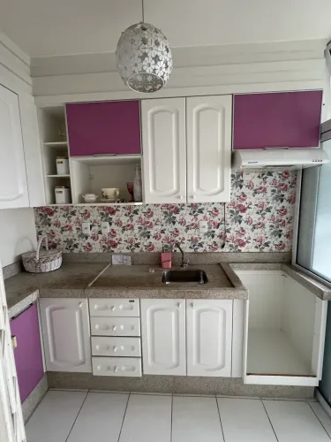 Armário de cozinha com bancada de granito de brinde!