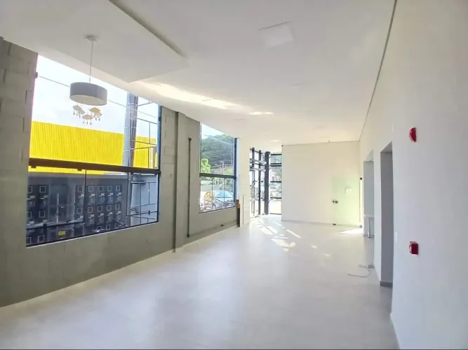 Sala comercial com 107m² para aluguel na Av. Santos Dumont no bairro Bom Retiro por R$ 3.3