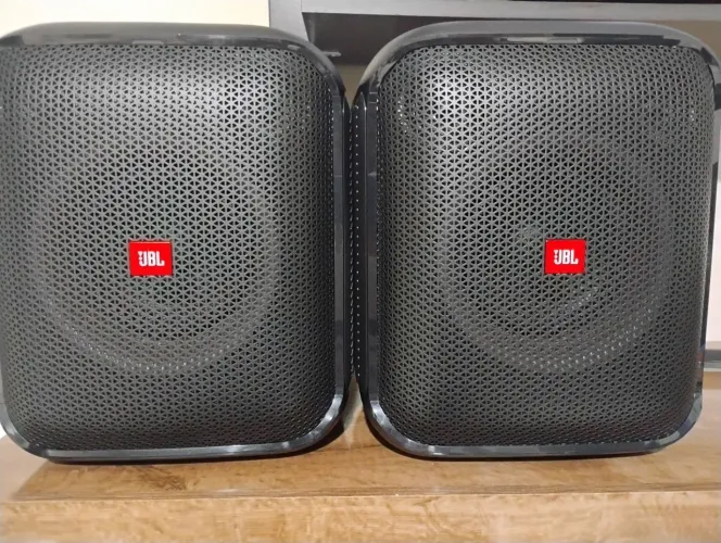 Caixa de som JBL encore. R$ 1.100,00 cada ou R$ 2.000,00 as duas.