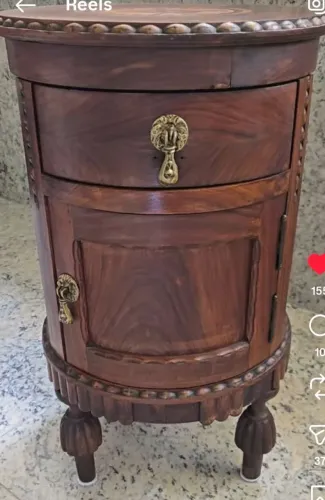 antiga e rara mesa de cabeceira em madeira nobre, no formato circular com puxadores em bro
