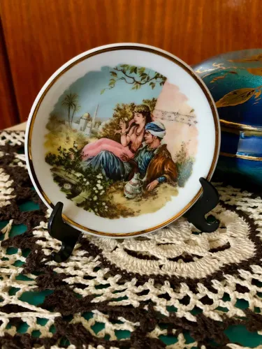 PRATOS DECORATIVOS MINI PORCELANA VINTAGE CENAS INDIANAS .COLECIONISMO